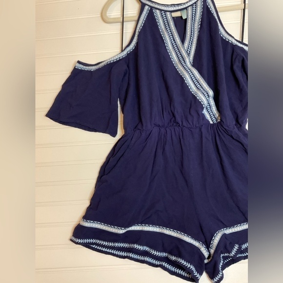 Skies are blue size small woman’s cold shoulder shorts romper - Picture 5 of 5